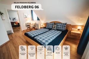 ein Schlafzimmer mit einem Bett und einem Tisch in einem Zimmer in der Unterkunft Relax Pension Feldberg in Feldberg