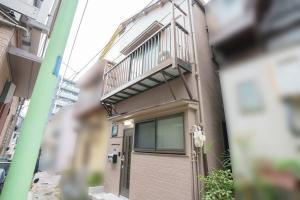 un edificio con un balcón en el lateral. en Lido North Shinagawa en Tokio