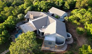 una vista aérea de una casa en el bosque en Elements Private Golf Reserve 109 & 111, en Moheme