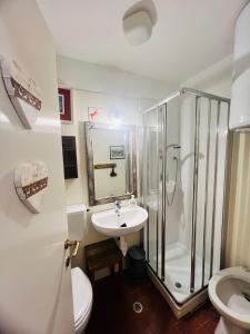 uma casa de banho com um chuveiro, um lavatório e um WC. em Casa degli orsi - Madonna di Campiglio - Condominio Nardis em Madonna di Campiglio