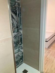 um chuveiro com uma porta de vidro num quarto em Appartamento a 200 mt dal mare em Lido di Jesolo