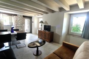 - un salon avec un canapé et une table dans l'établissement Borgo Stanzano, à Zocca