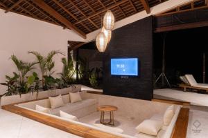 TV a/nebo společenská místnost v ubytování Sundance Residence Nusa Penida