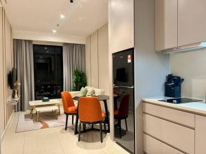 uma cozinha e sala de estar com mesa e cadeiras em Hill10 Residence, i-city Shah Alam (Golden Shacks) em Shah Alam