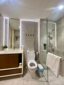 uma casa de banho com um WC, um lavatório e um chuveiro em Hill10 Residence, i-city Shah Alam (Golden Shacks) em Shah Alam