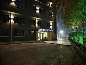 ルセにあるКомплекс Дунавの夜間のロビーの相乗効果を読む看板のある建物