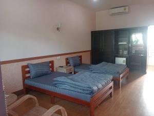 2 Betten in einem Zimmer mit blauen Kissen in der Unterkunft PN hotel Fang in Fang