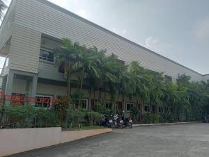un edificio con motocicletas estacionadas frente a él en PN hotel Fang en Fang