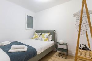 um quarto com uma cama com toalhas em Feel Welcome Barcelona # SPLAU em Cornellà de Llobregat