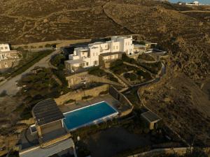- une vue aérienne sur un complexe avec une piscine dans l'établissement White Rock Suites & Villas, à Houlakia