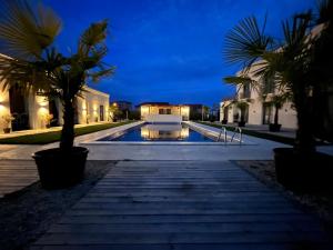 une villa avec une piscine la nuit dans l'établissement Villa Gyos, à Costinesti