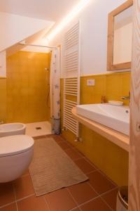 PiuroにあるBel Sassのバスルーム(白いトイレ、シンク付)