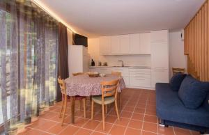 a kitchen and dining room with a table and chairs at Bel Sass in Piuro