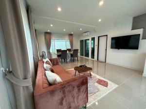 - un salon avec un canapé et une table dans l'établissement PP5 property in phuket, à Thalang