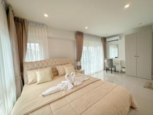 - une chambre avec un grand lit et 2 serviettes blanches dans l'établissement PP5 property in phuket, à Thalang