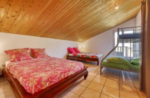 een slaapkamer met een bed en een stoel in een kamer bij le paradis d'Elise in Cilaos