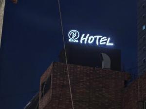 um sinal no topo de um edifício à noite em Busan Seomyeon Broa Hotel em Busan