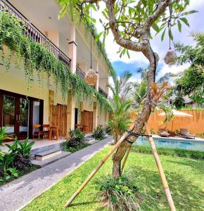 um pátio de uma casa com piscina em tiny's house em Ubud