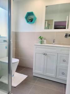 bagno con lavandino, servizi igienici e specchio di Home away from home a Melton