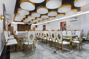 GTA HOTEL IKEJA في إيكيجا: قاعة اجتماعات مع طاولة وكراسي