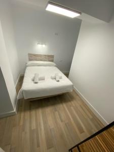 1 dormitorio con 1 cama con 2 toallas en Apartamento Granada centro en Granada