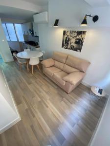 sala de estar con sofá y mesa en Apartamento Granada centro en Granada