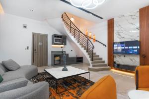 GTA HOTEL IKEJA في إيكيجا: غرفة معيشة مع أريكة ودرج