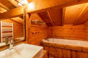 拉克呂薩的住宿－Chalet Coelacanthe，带浴缸和盥洗盆的浴室