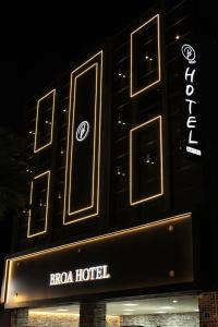 una señal de hotel ricoco en el lateral de un edificio en Busan Seomyeon Broa Hotel, en Busan