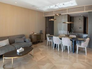 sala de estar con sofá, mesa y sillas en FIVE Palm Residences en Dubái