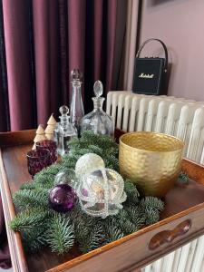 einen Tisch mit Weihnachtsdekoration und eine Schüssel darauf in der Unterkunft La Vigie, Spa in Spa