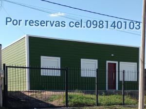 梅洛Vicenzo 2的一座绿色建筑,上面有“预备队牢房”的标志