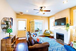 Una sala de estar con un sofá y una chimenea. en Easy A - Flat in heart of N Hyde Park U of Tampa, en Tampa 34 fotos más