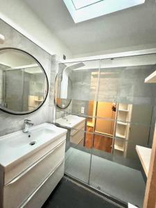 y baño con lavabo y espejo. en Château de la mer, by Welcome to Cannes, en Cannes