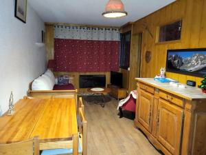 a bedroom with a bed and a desk and a table at Les Mélèzes in Saint-Chaffrey