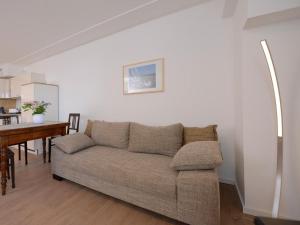 uma sala de estar com um sofá e uma mesa em Ohlerich Speicher App_ 39 em Wismar