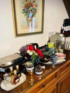 una mesa con platos y flores encima en Agriturismo Podere Prasiano, en Marano sul Panaro