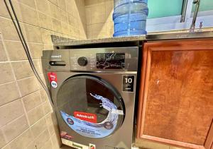 una lavatrice nell'angolo di una stanza di Happy Living Hostel a Dubai