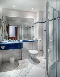 ein Bad mit einem WC, einem Waschbecken und einer Dusche in der Unterkunft Hotel Alte Wache in Hamburg