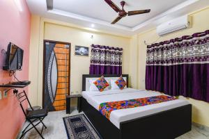 a bedroom with a bed and a ceiling fan at Comfort Place in Salua