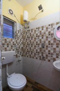 een badkamer met een toilet en een wastafel bij Comfort Place in Salua