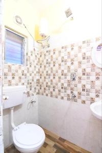 a bathroom with a toilet and a sink at Comfort Place in Salua