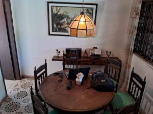 mesa de comedor con bolso y bolsa en Casa Excepcional em Jaconé com Ar e Piscina en Saquarema