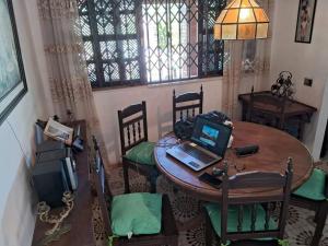 Habitación con mesa y ordenador portátil. en Casa Excepcional em Jaconé com Ar e Piscina en Saquarema