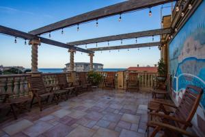 un patio con sillas y vistas al océano en Ocean Lodge Resort, en Demere Park