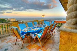 y balcón con mesa de comedor y sillas y vistas al océano. en Ocean Lodge Resort, en Demere Park