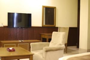 En TV eller et underholdningssystem på Al Nafoura Hotel