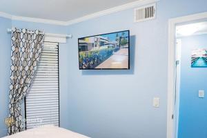 um quarto com uma televisão na parede em Bay Dreamer em Tampa