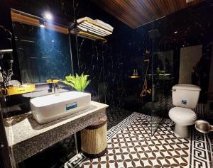 uma casa de banho com um lavatório e um WC em ROSA ZEN Hotel Spa em Ho Chi Minh