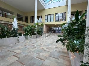 una hall con piante in un edificio di Cherry Apartment a Bucarest
